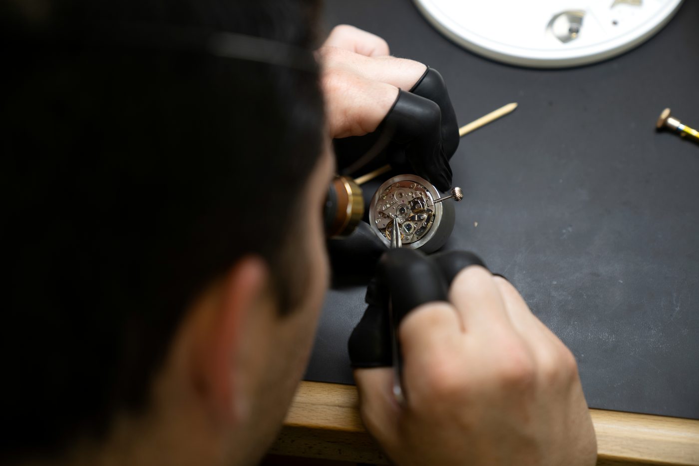 The movement read under the loupe before any intervention.